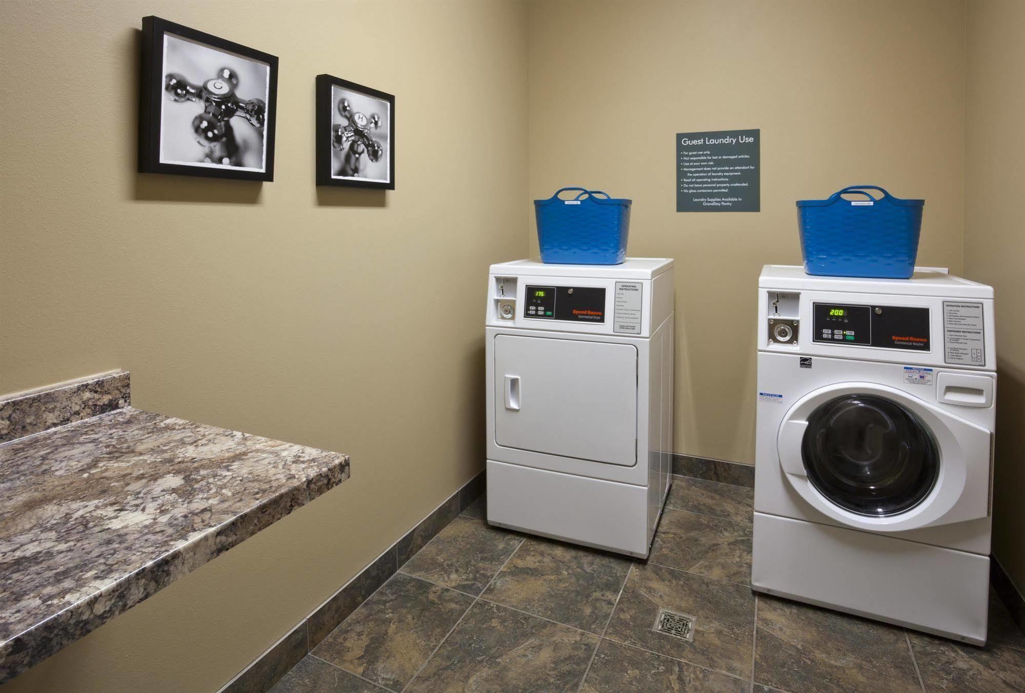 Grandstay Hotel & Suites Valley City Extérieur photo